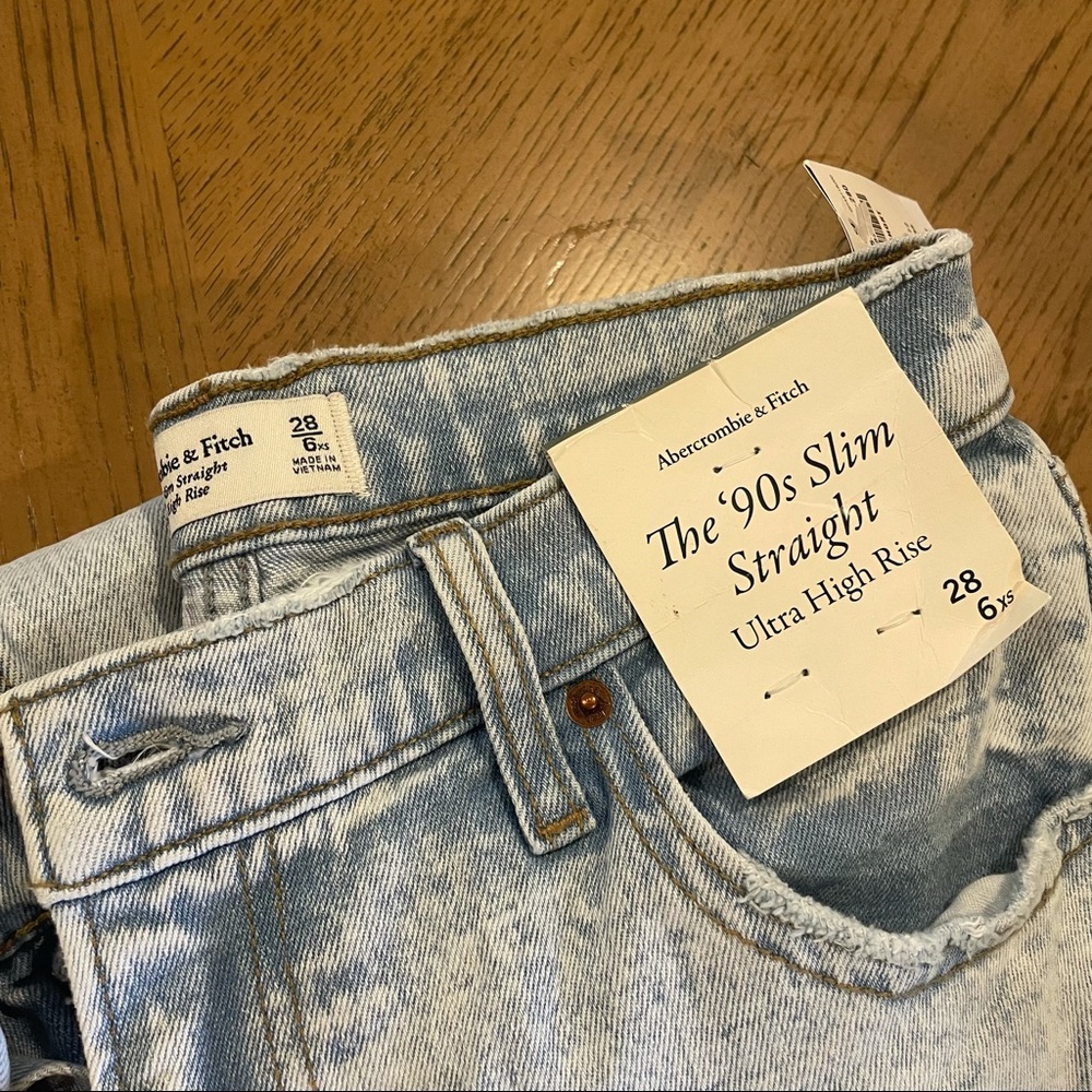 Abercrombie Ultra High Rise 90s Slim Straight Jeans - Light Wash (size 6/28XS)